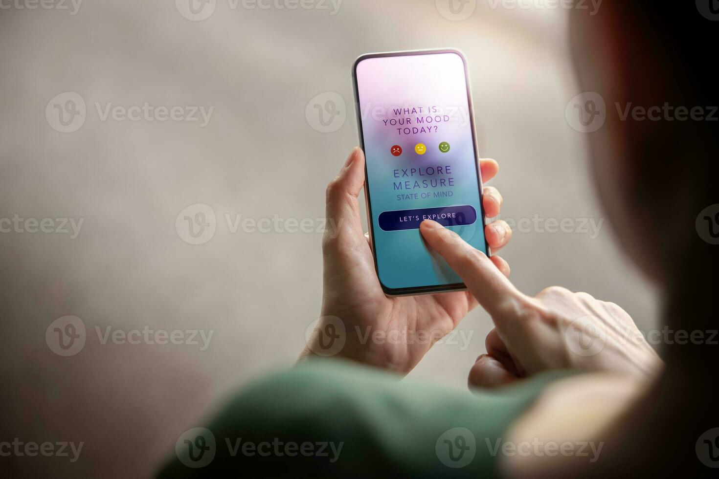 mentaal Gezondheid concept. vrouw gebruik makend van mobiel toepassing naar controleren, genezing en beoefenen verstand. zelf zorg en rustgevend leven. app tonen Aan mobiel telefoon.. top visie foto