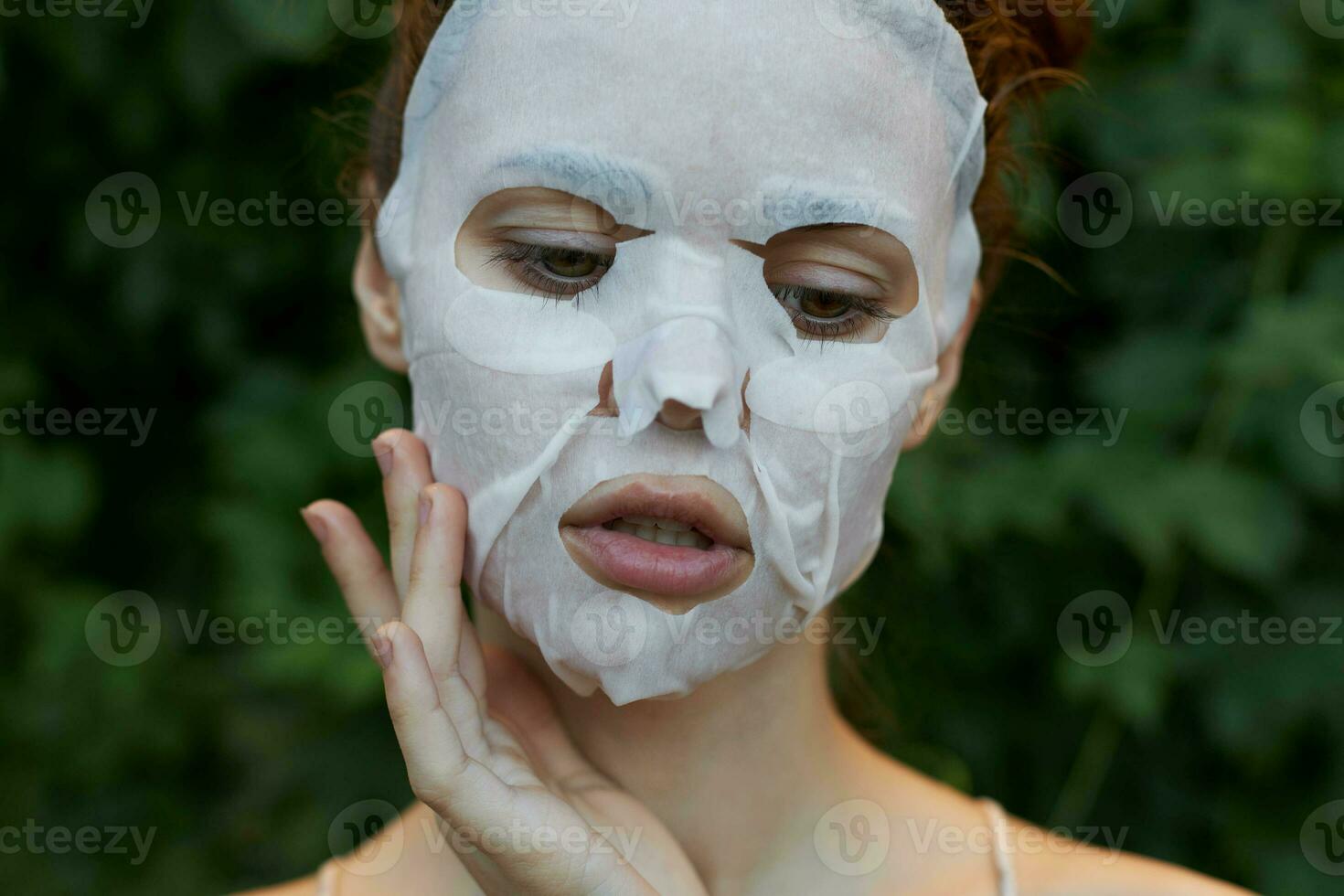 mooi hoor vrouw anti rimpel masker tintje een vinger in de buurt de gezicht dermatologie foto