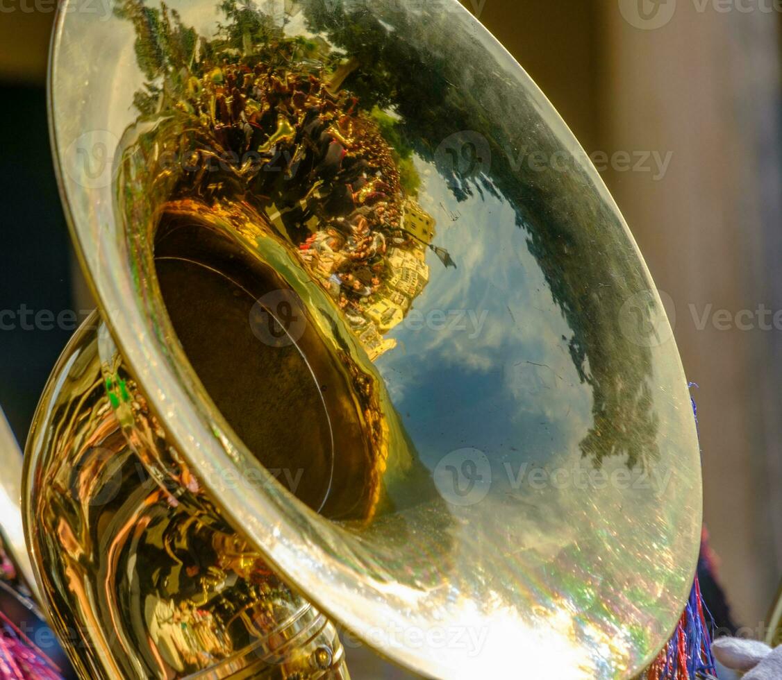 reflecties in de tuba's van kleurrijk filharmonisch orkesten gedurende de beroemd Pasen litanie processies foto
