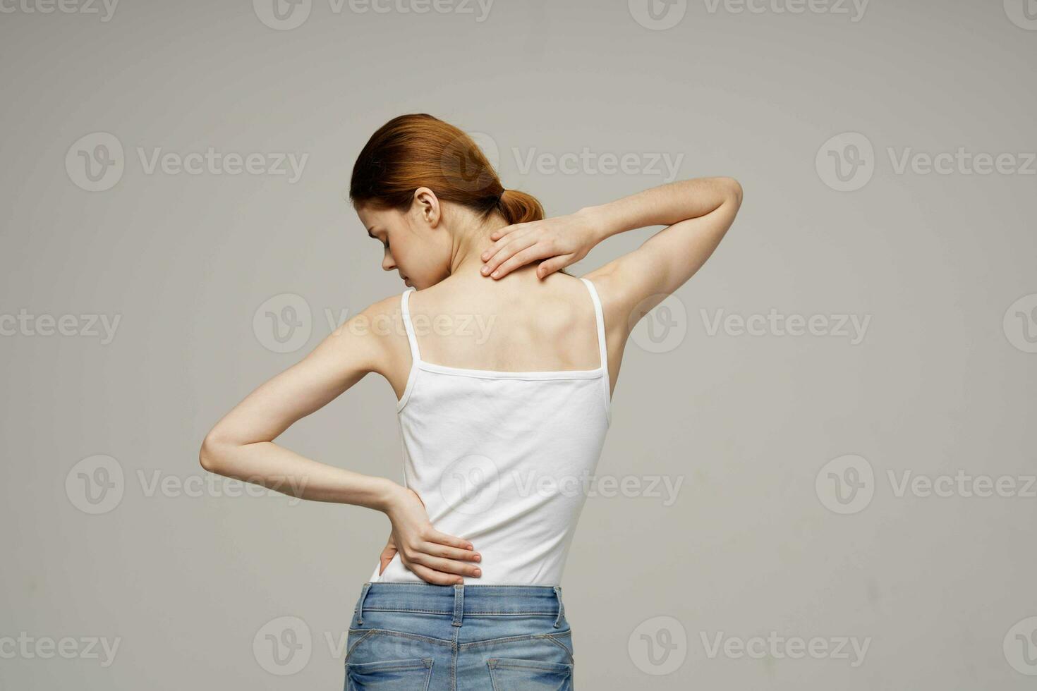 vrouw in wit t-shirt terug pijn Gezondheid problemen osteoporose studio behandeling foto