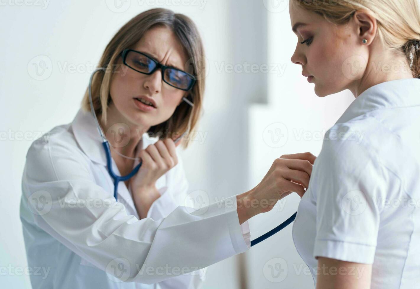 dokter en geduldig Aan licht blauw achtergrond stethoscoop Gezondheid problemen bijgesneden visie foto