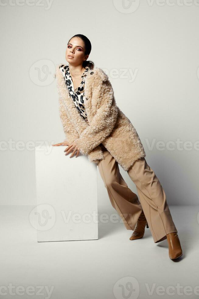 mooi vrouw luipaard afdrukken overhemden herfst mode model- foto