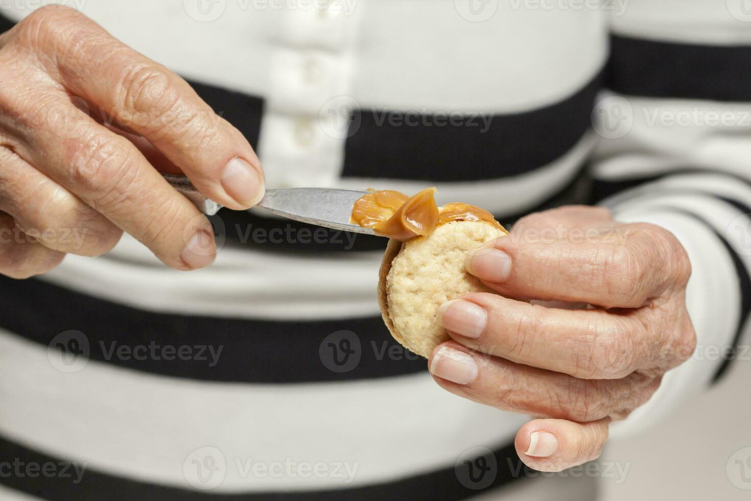 vulling koekjes met gekarameliseerd melk foto