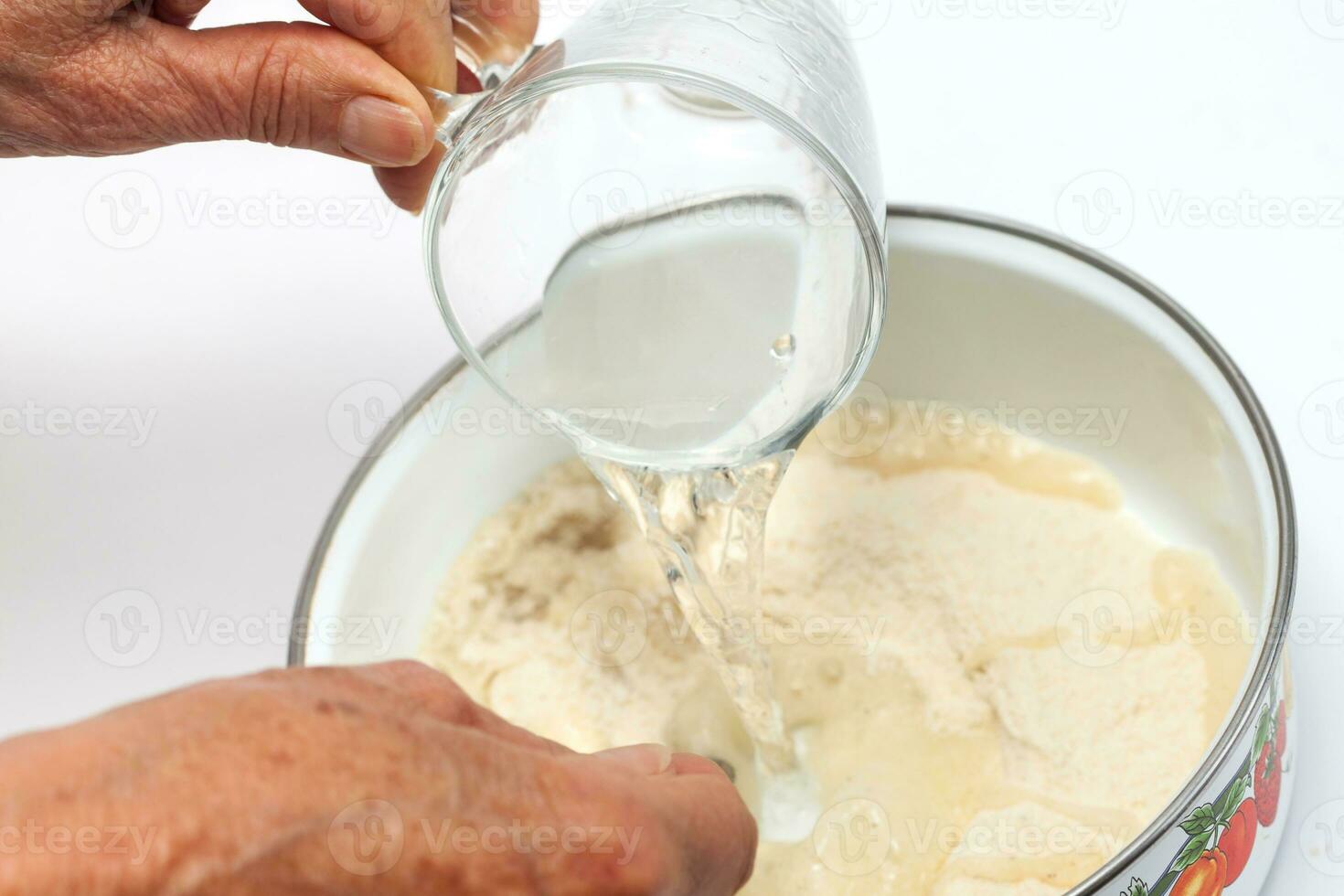 Colombiaanse arepa deeg voorbereiding. toevoegen gezouten warm water naar de maïsmeel foto