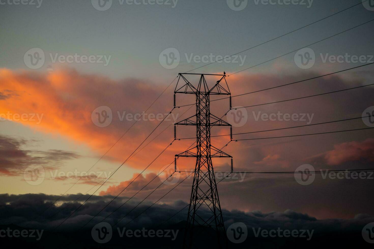 macht toren tegen een dramatisch mooi zonsondergang lucht foto