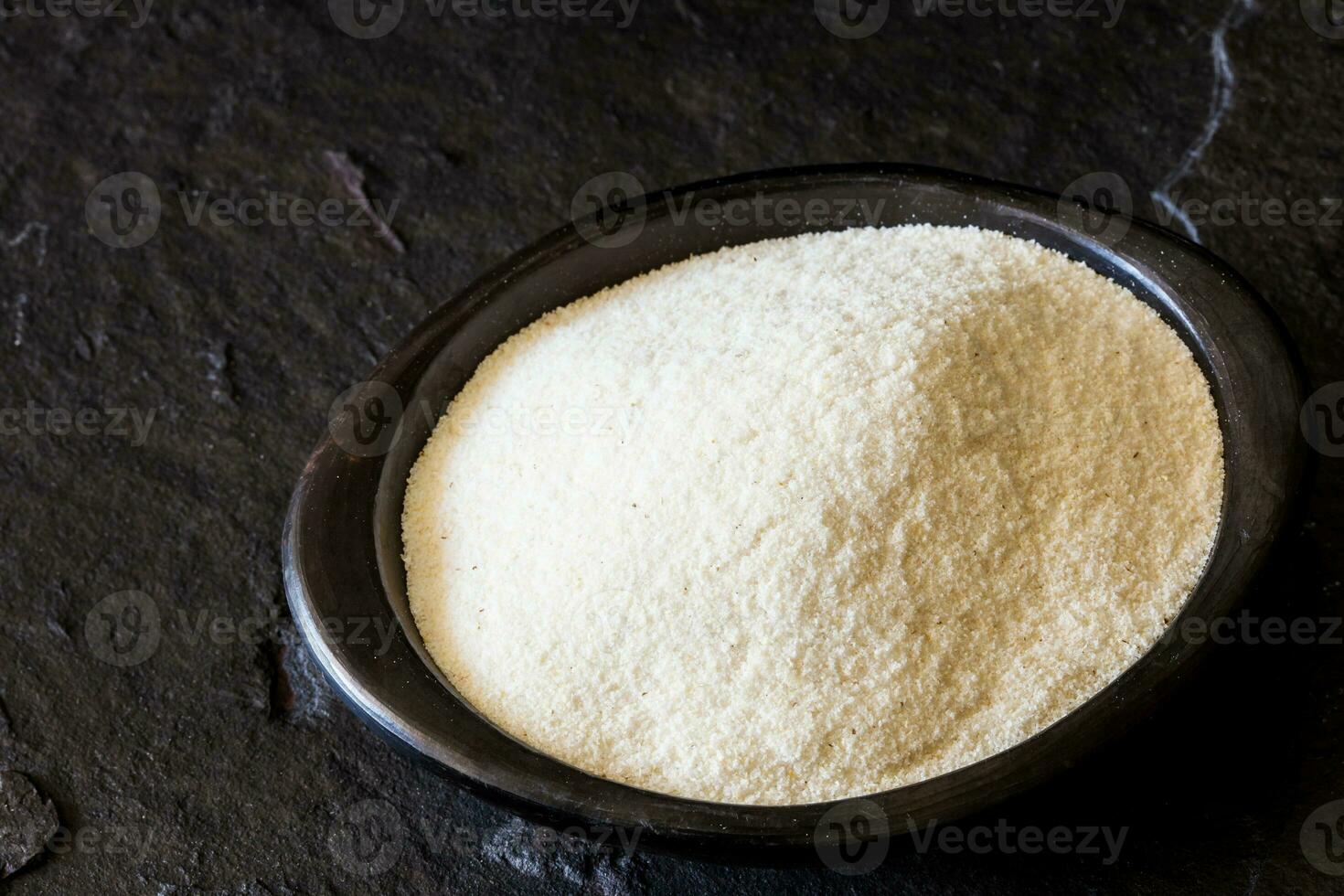 maïs meel in een traditioneel zwart klei gerecht. zea mays foto