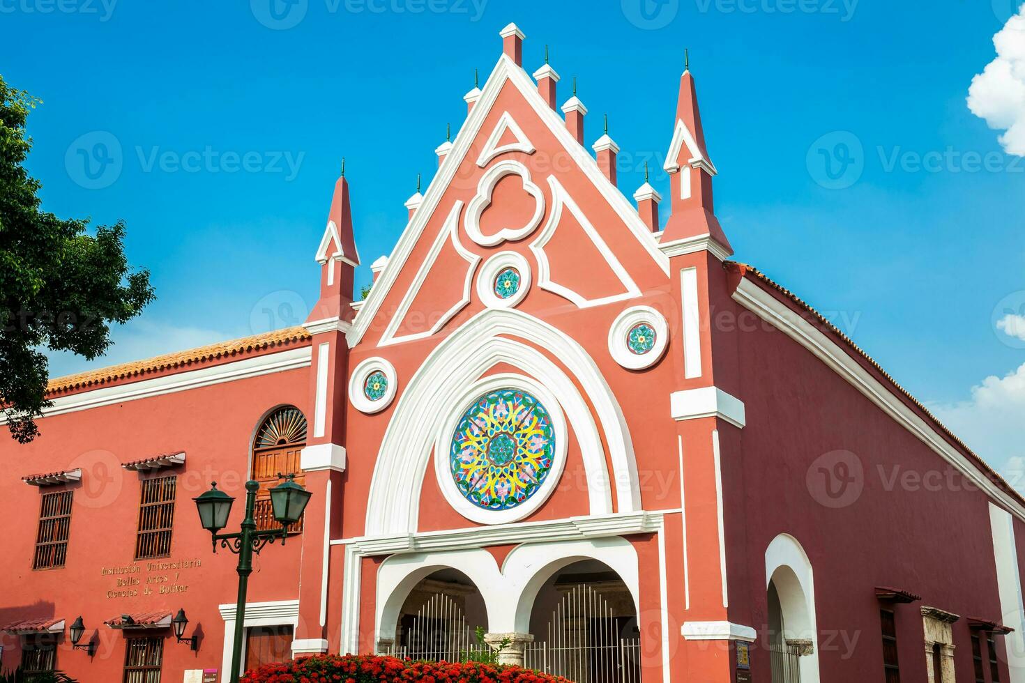 de mooi gebouw van de Universiteit van prima kunsten Bij de omringt door een muur stad van Cartagena de india's foto