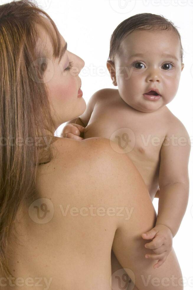 gelukkig mooi jong moeder en haar baby meisje Aan wit achtergrond foto