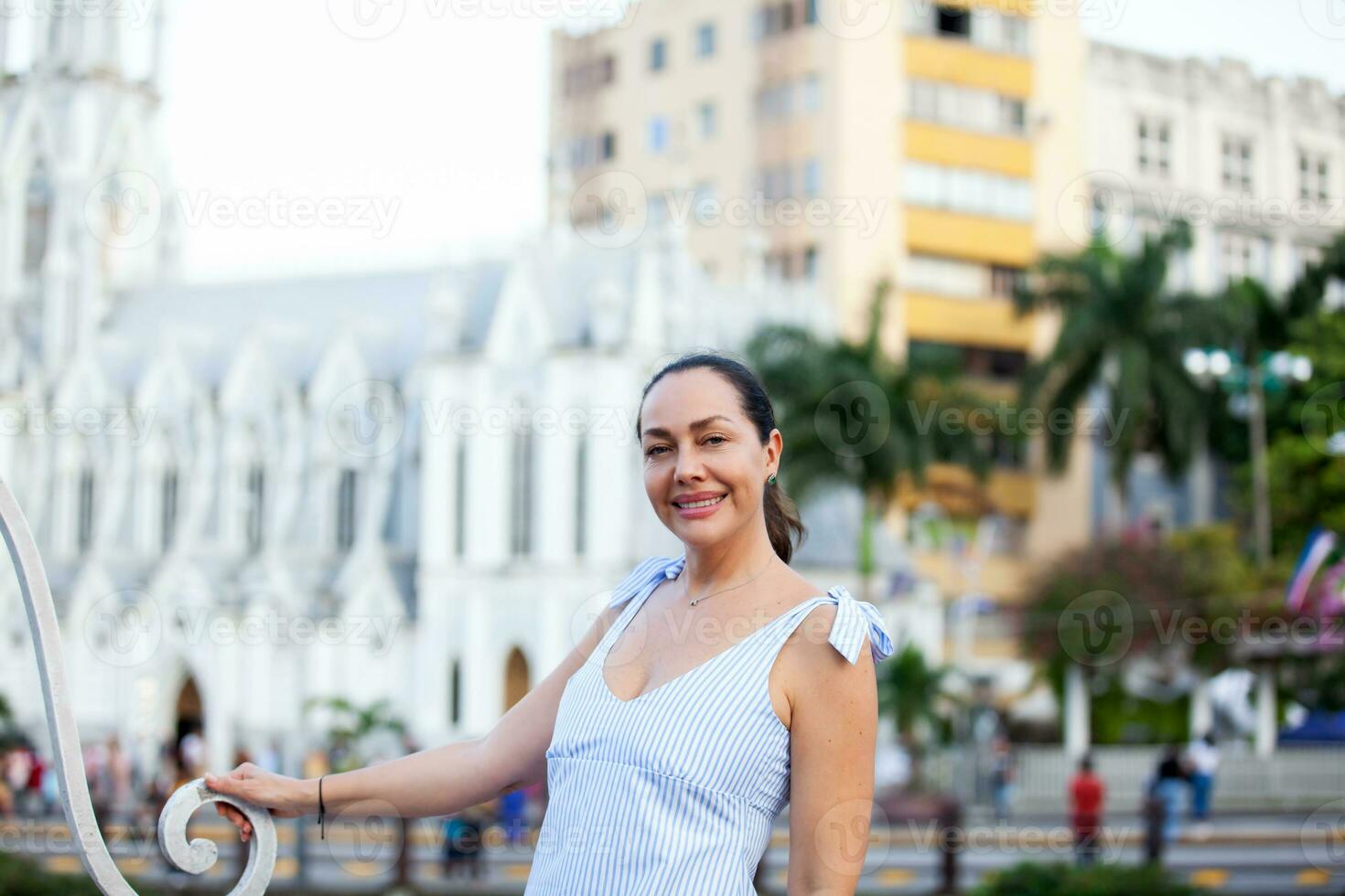 mooi toerist vrouw Bij de ortiz brug met la ermita kerk Aan achtergrond in de stad van cali in Colombia foto