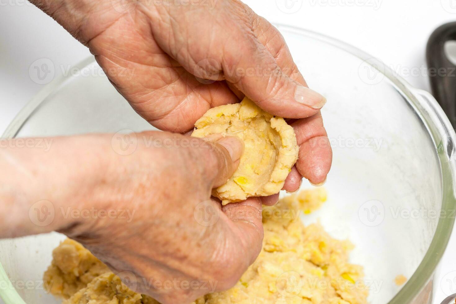 voorbereiding van weegbree kroketten gevuld met varkensvlees knettergek foto