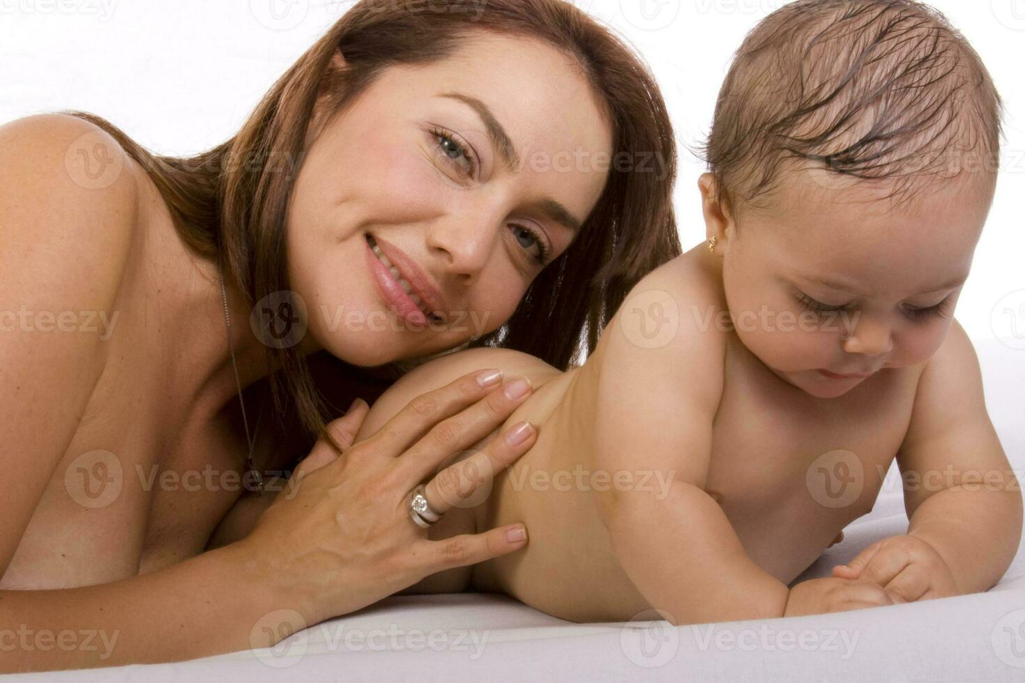 gelukkig mooi jong moeder en haar baby meisje Aan wit achtergrond foto