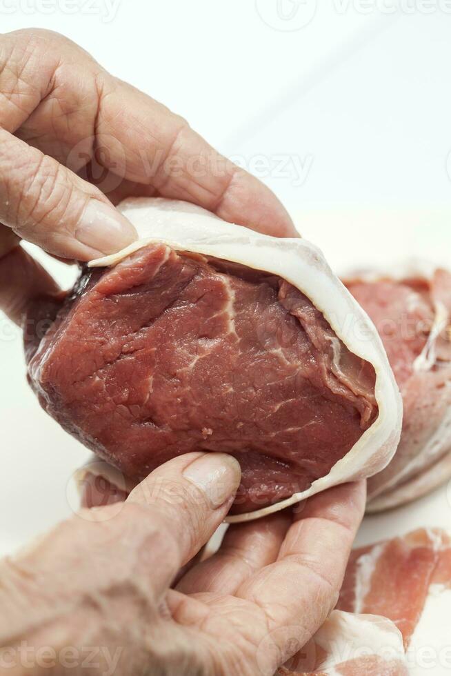omhulsel rundvlees lende medaillon met varkensvlees spek. filet mignon foto