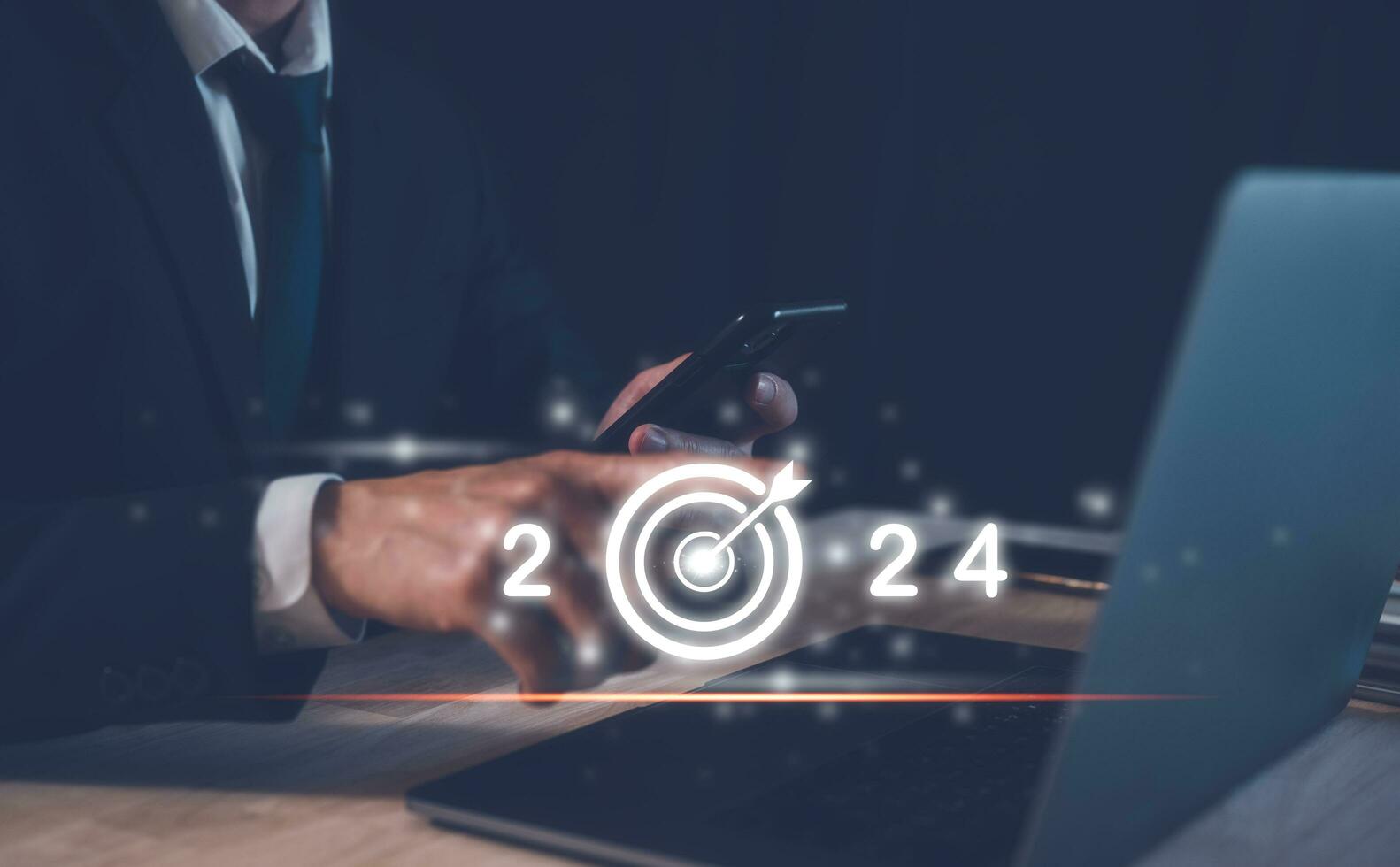 2024 bedrijf planning en strategie concept, zakenman richten virtueel icoon van de jaar 2024 doelwit darts werken Aan computer, telefoon, afzet financieel analyse, investering trends De volgende nieuw jaar foto