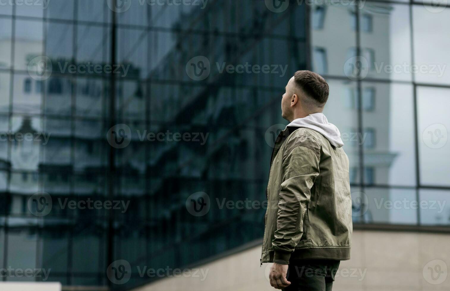 elegant jong Mens staat met zijn terug foto