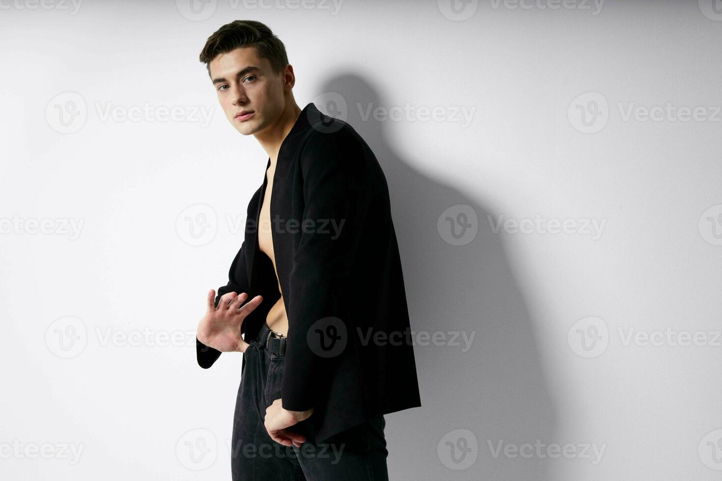 schattig Mens zwart blazer mode kapsel gewoontjes kleding studio foto