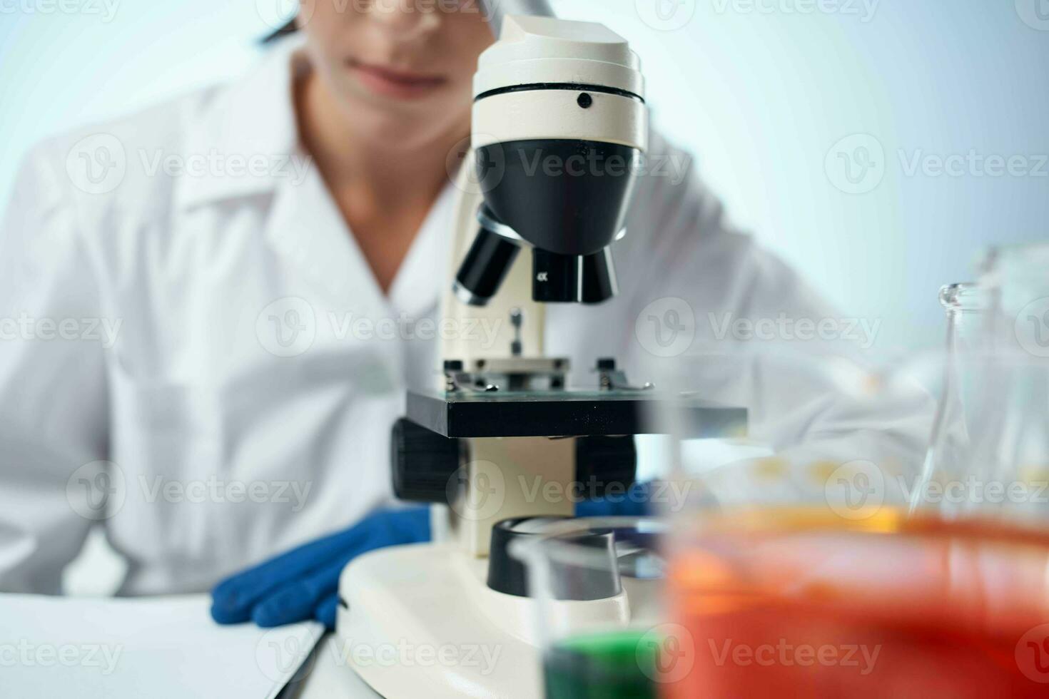 vrouw dokter geneeskunde Onderzoek wetenschap microbiologie foto