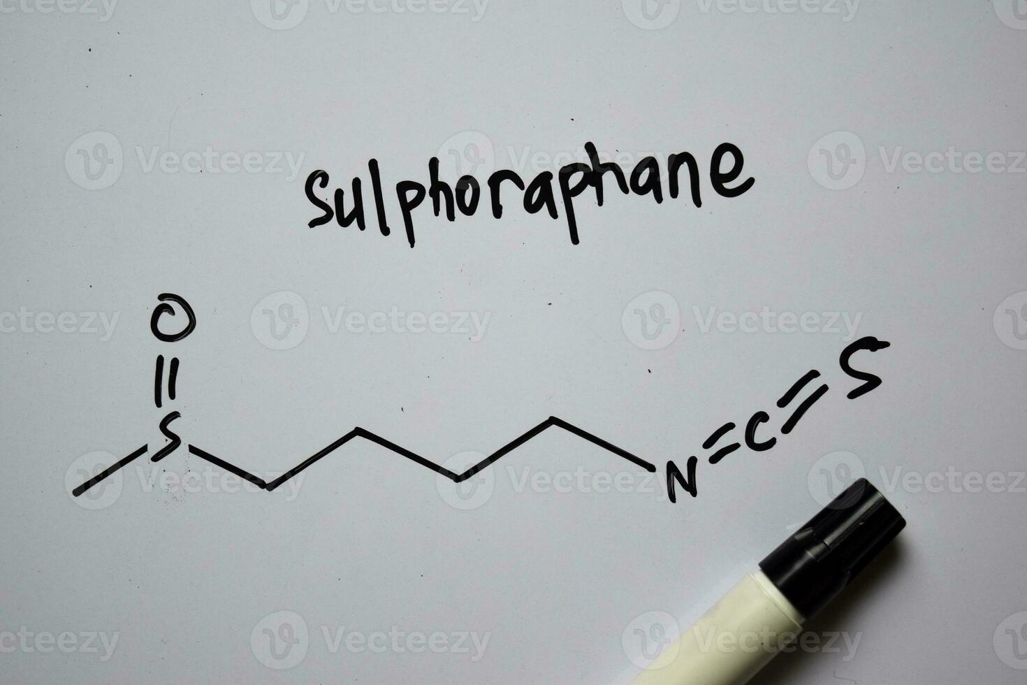 sulforafaan molecuul geschreven Aan de wit bord. structureel chemisch formule. onderwijs concept foto