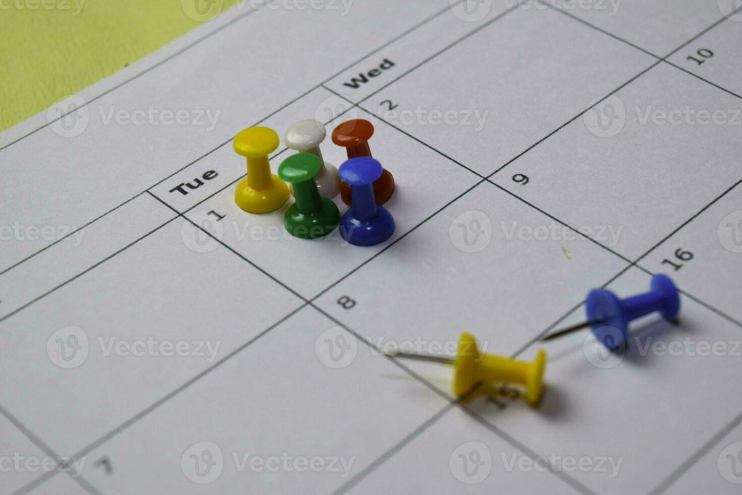 dichtbij omhoog prikbord Aan wit kalender. schema, herinnering concept foto