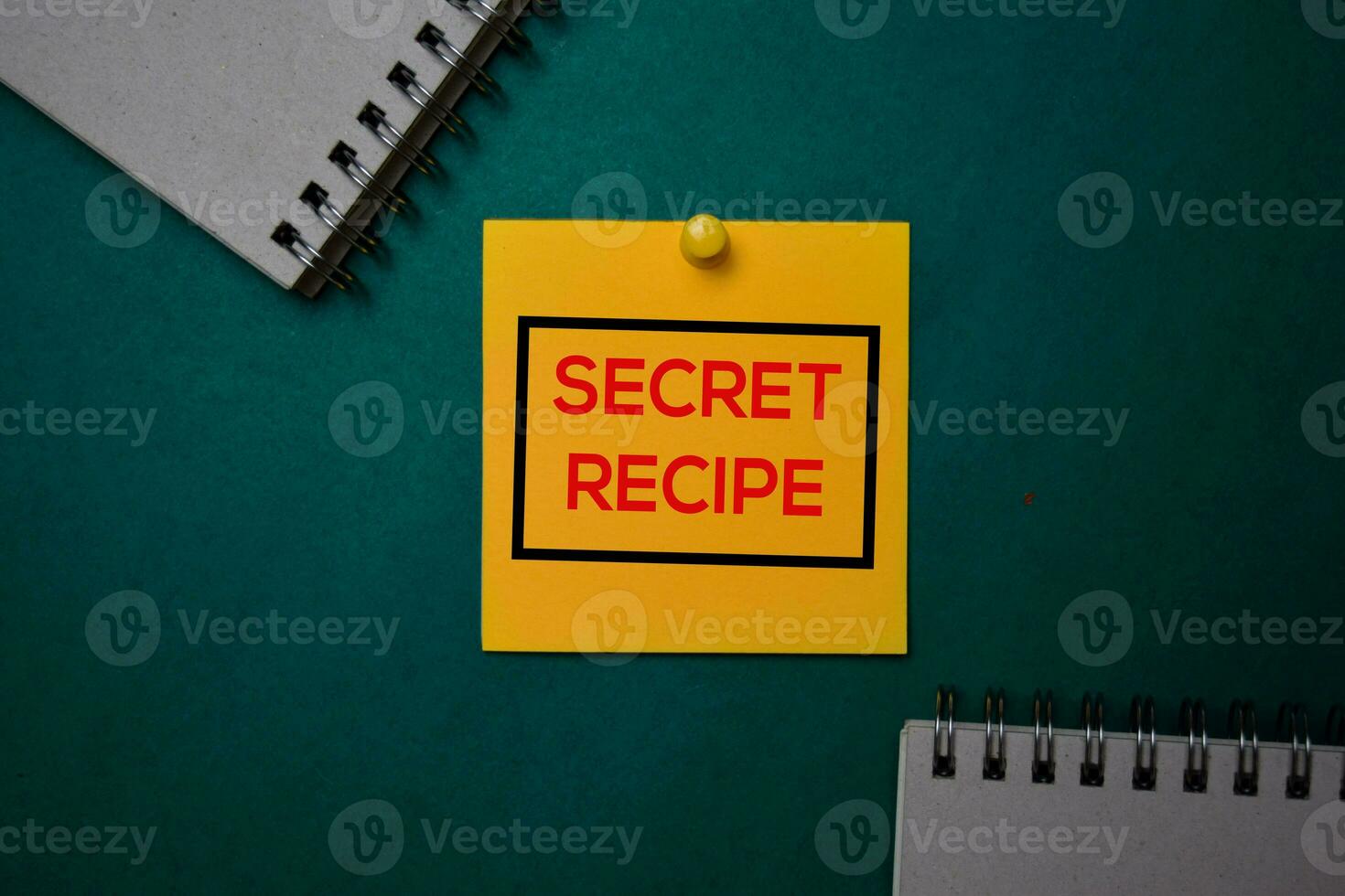 geheim recept schrijven Aan een kleverig Notitie geïsoleerd Aan groen achtergrond. foto