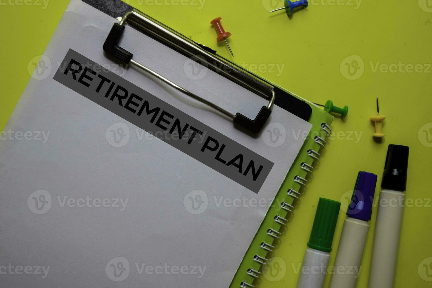 vrepensionering plan Aan de document met geel achtergrond. foto