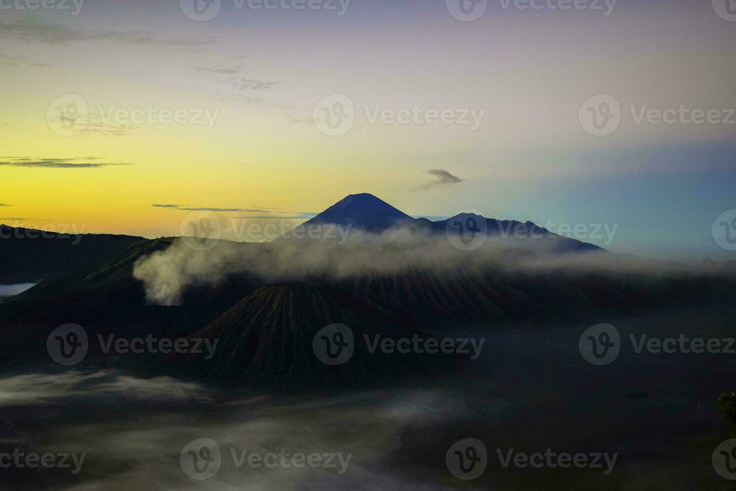 mooi kleurrijk zonsopkomst over- monteren bromo en wild eiland in monteren bromo nationaal park foto