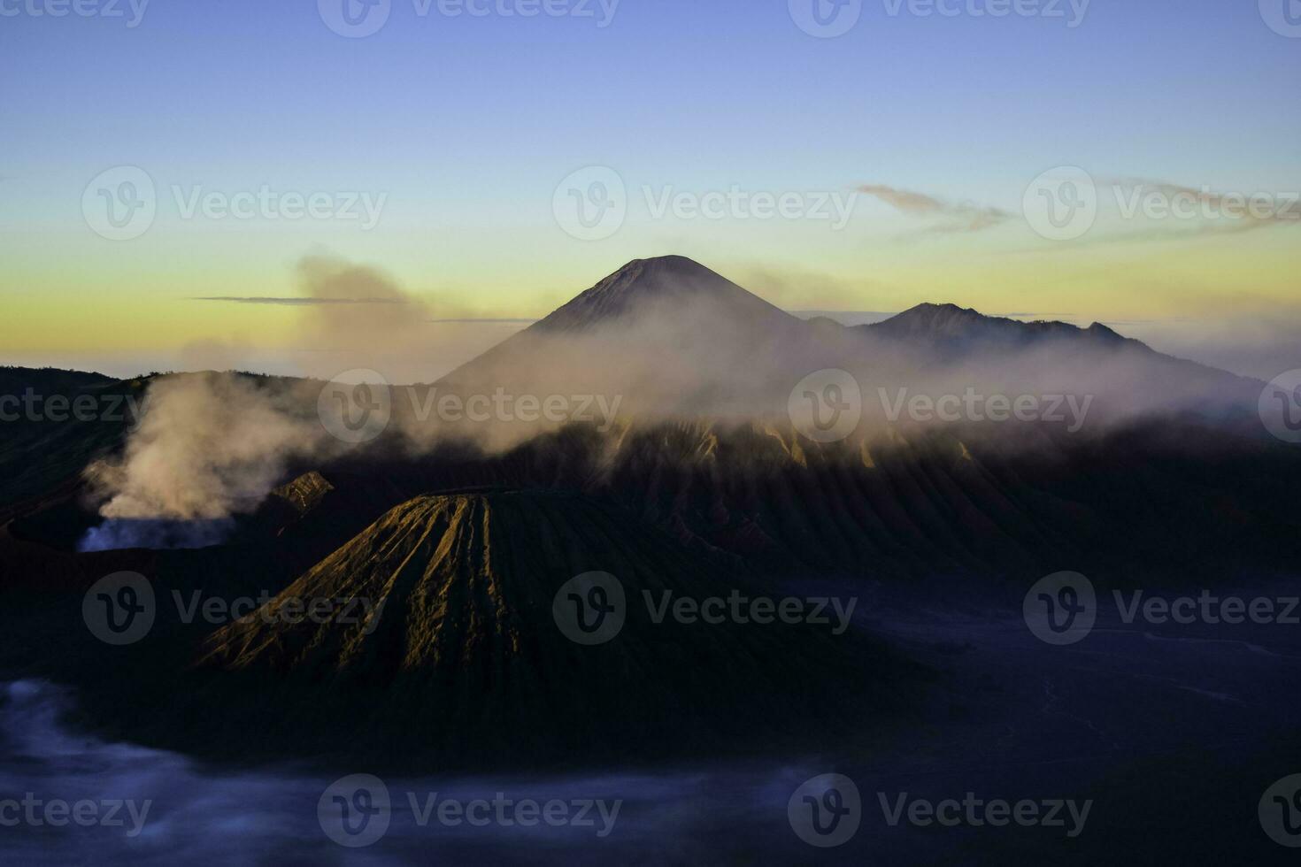 mooi kleurrijk zonsopkomst over- monteren bromo en wild eiland in monteren bromo nationaal park foto