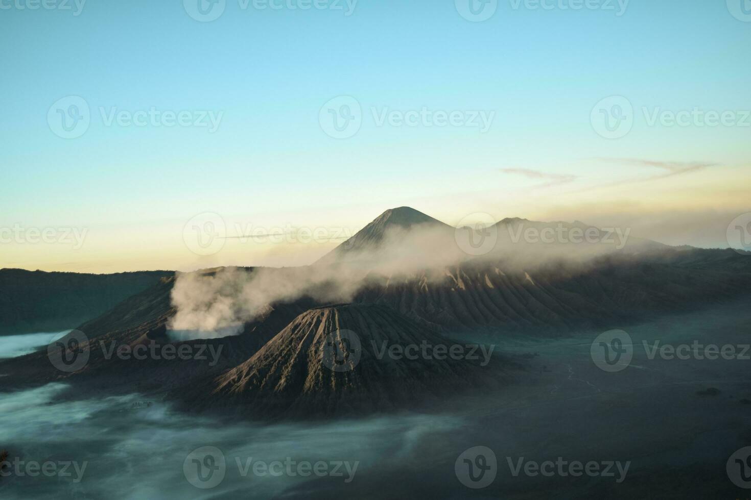 mooi kleurrijk zonsopkomst over- monteren bromo en wild eiland in monteren bromo nationaal park foto