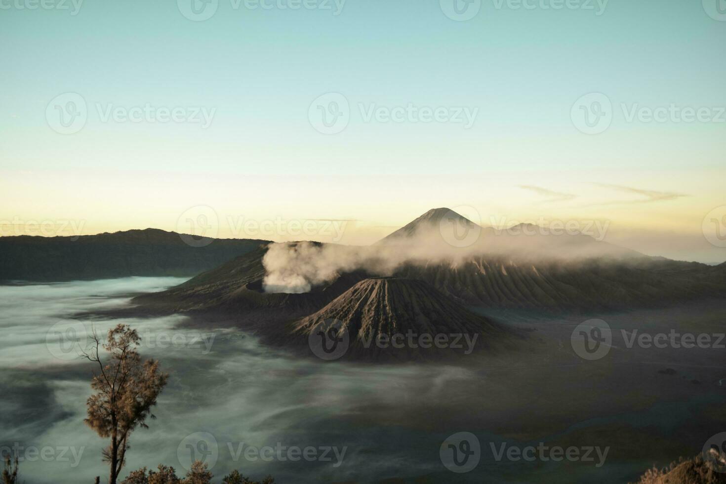 mooi kleurrijk zonsopkomst over- monteren bromo en wild eiland in monteren bromo nationaal park foto