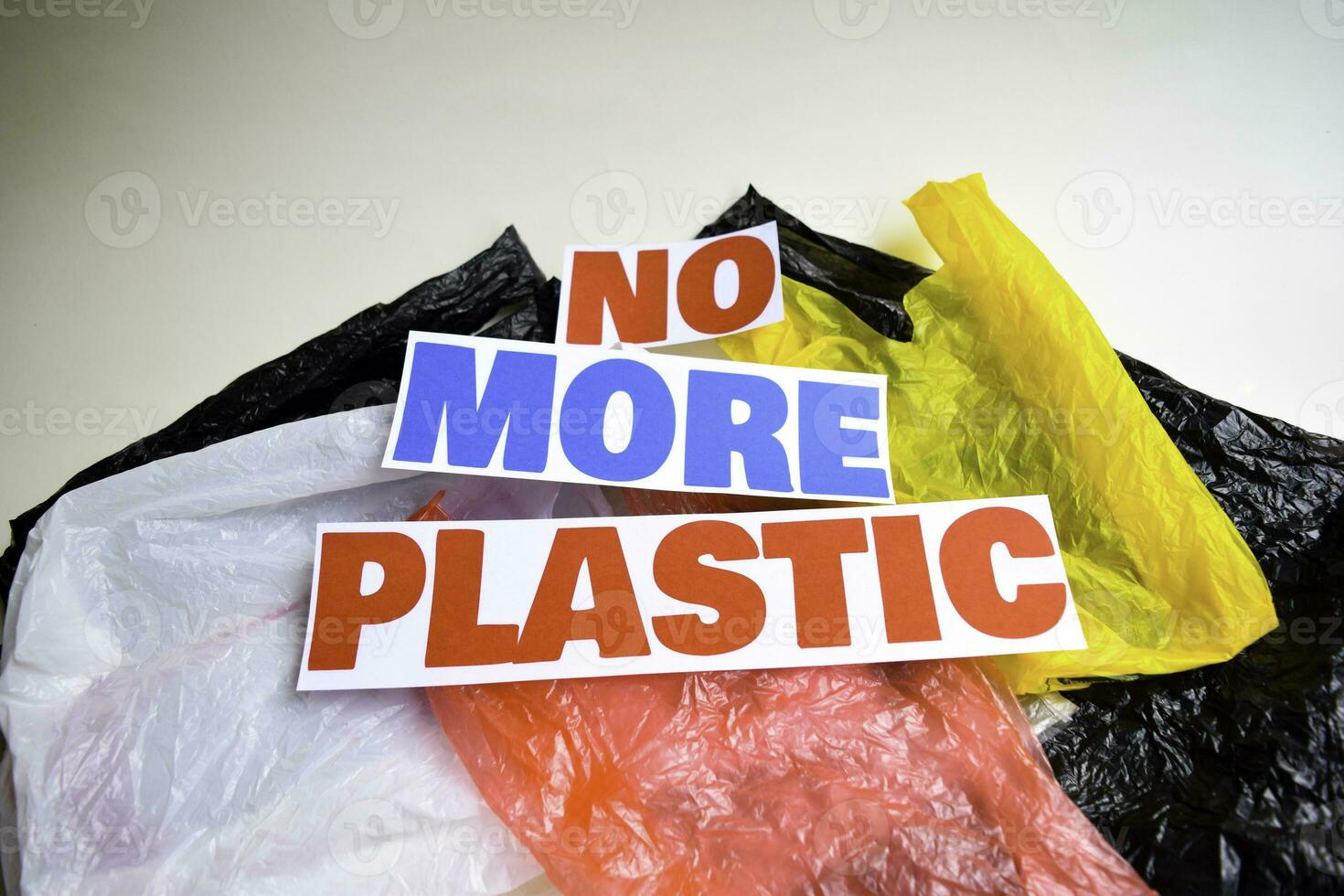 Nee meer plastic bericht. het shows een plastic met motto en selectief focus Nee meer plastic tekst. foto