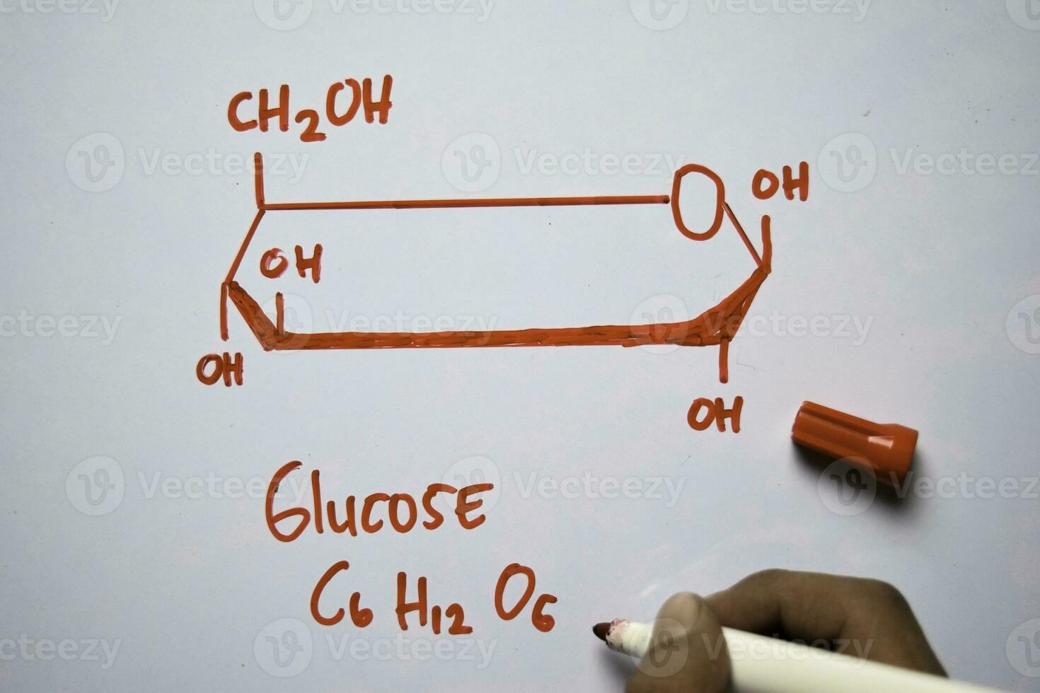 glucose molecuul geschreven Aan de wit bord. structureel chemisch formule. onderwijs concept foto