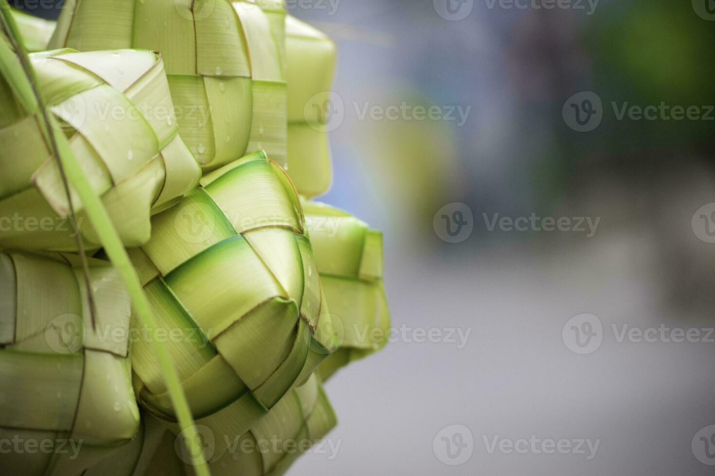 ketupat Aziatisch rijst- knoedel. ketupat is een natuurlijk rijst- behuizing gemaakt van jong kokosnoot bladeren voor Koken rijst- gedurende eid mubarak eid ul fitr foto