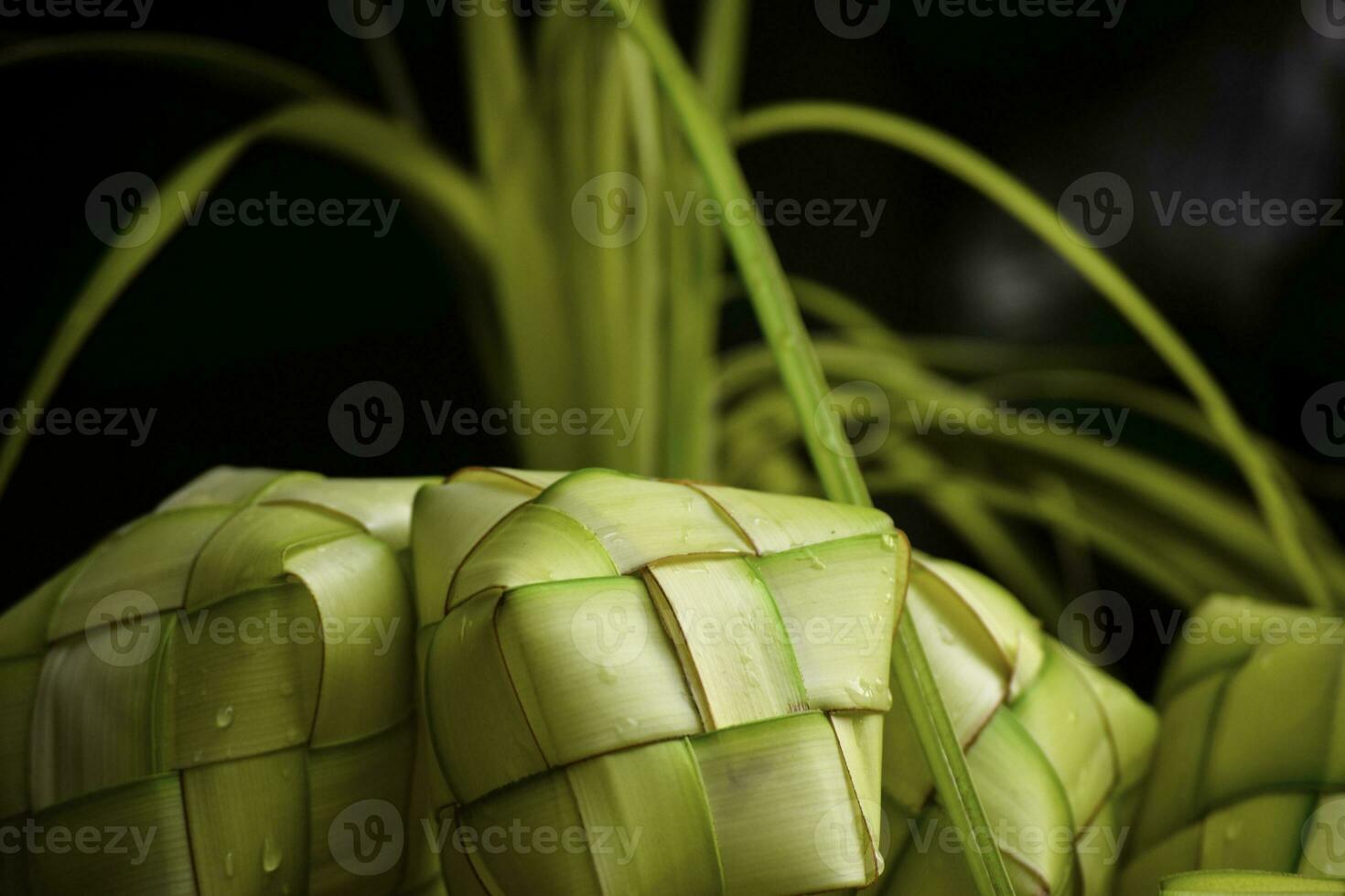 ketupat Aziatisch rijst- knoedel. ketupat is een natuurlijk rijst- behuizing gemaakt van jong kokosnoot bladeren voor Koken rijst- gedurende eid mubarak eid ul fitr foto