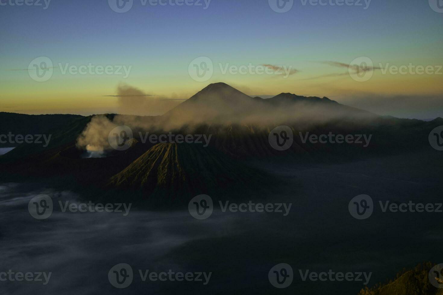 mooi kleurrijk zonsopkomst over- monteren bromo en wild eiland in monteren bromo nationaal park foto