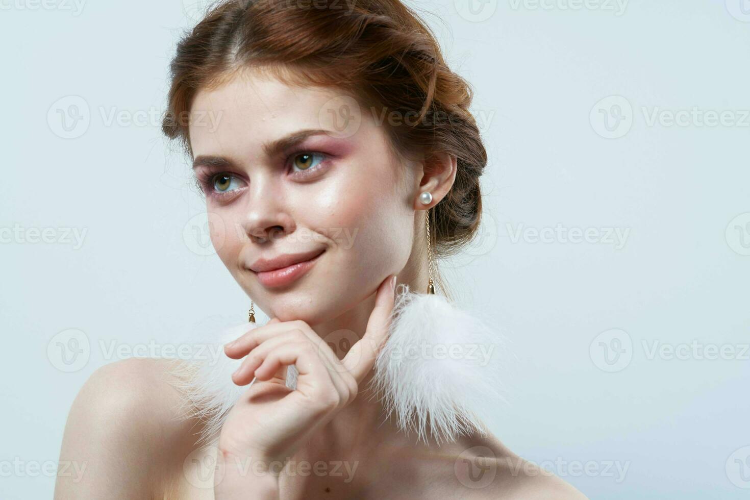 vrolijk vrouw kaal schouders pluizig oorbellen schoonheidsmiddelen sieraden foto