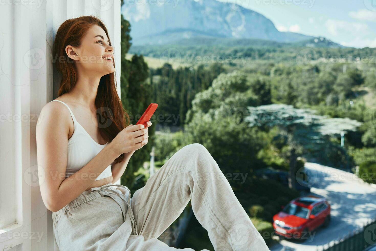 mooi vrouw met lang haar- Aan een Open balkon groen natuur zomer dag berg visie foto