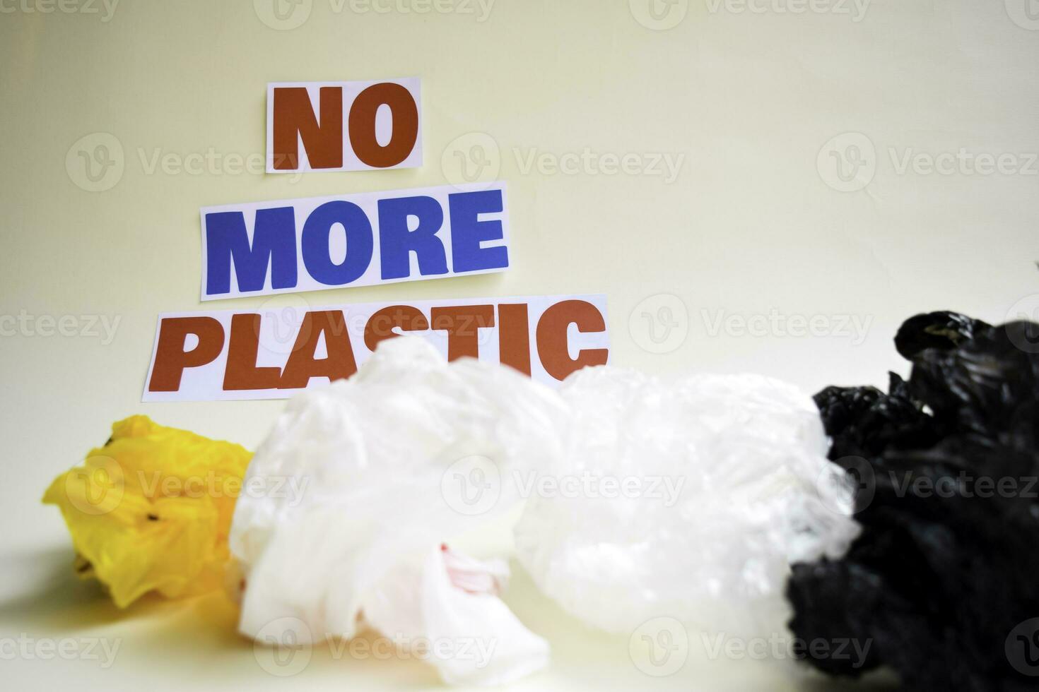 Nee meer plastic bericht. het shows een plastic met motto en selectief focus Nee meer plastic tekst. foto