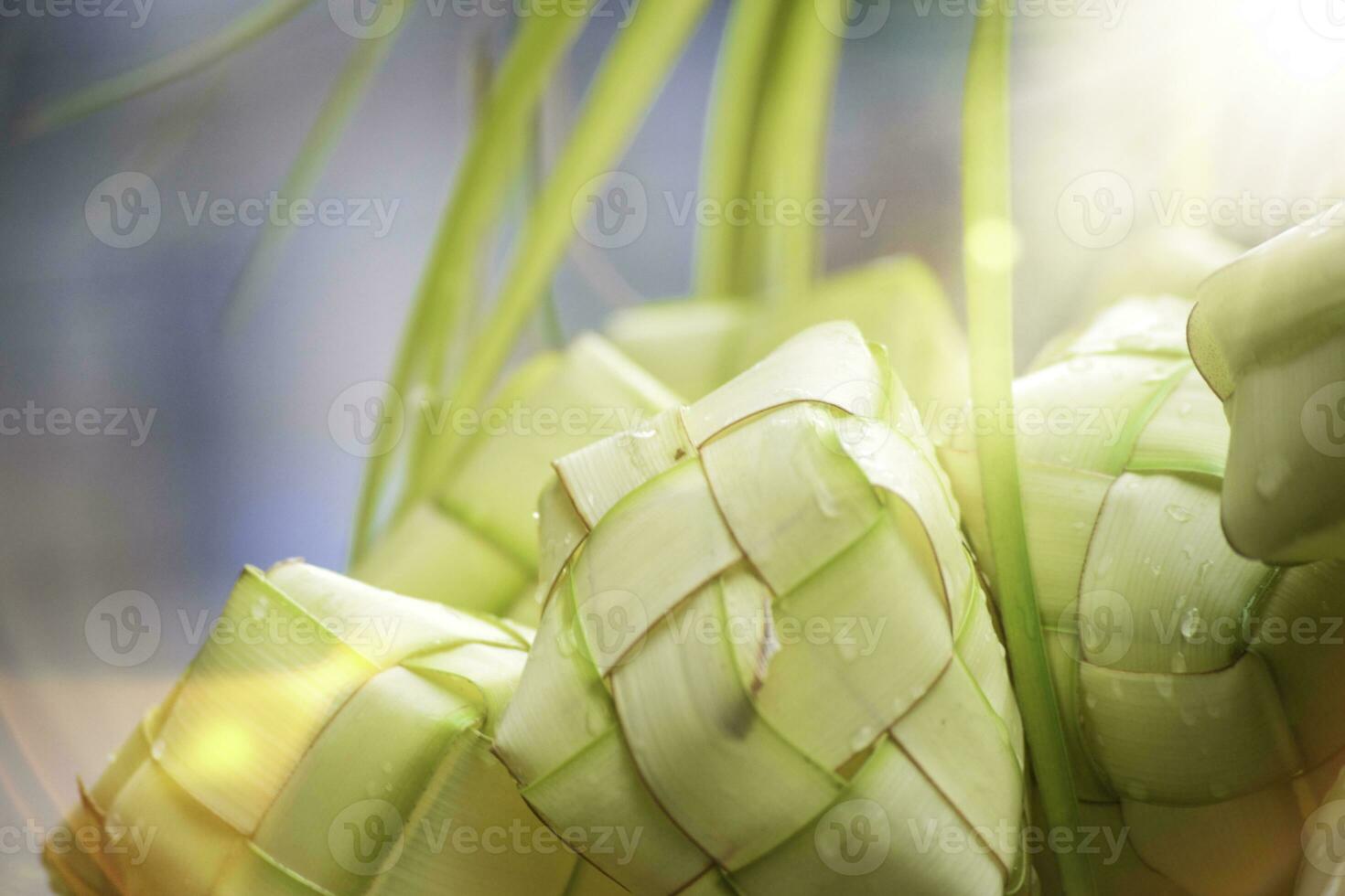 ketupat Aziatisch rijst- knoedel. ketupat is een natuurlijk rijst- behuizing gemaakt van jong kokosnoot bladeren voor Koken rijst- gedurende eid mubarak eid ul fitr foto