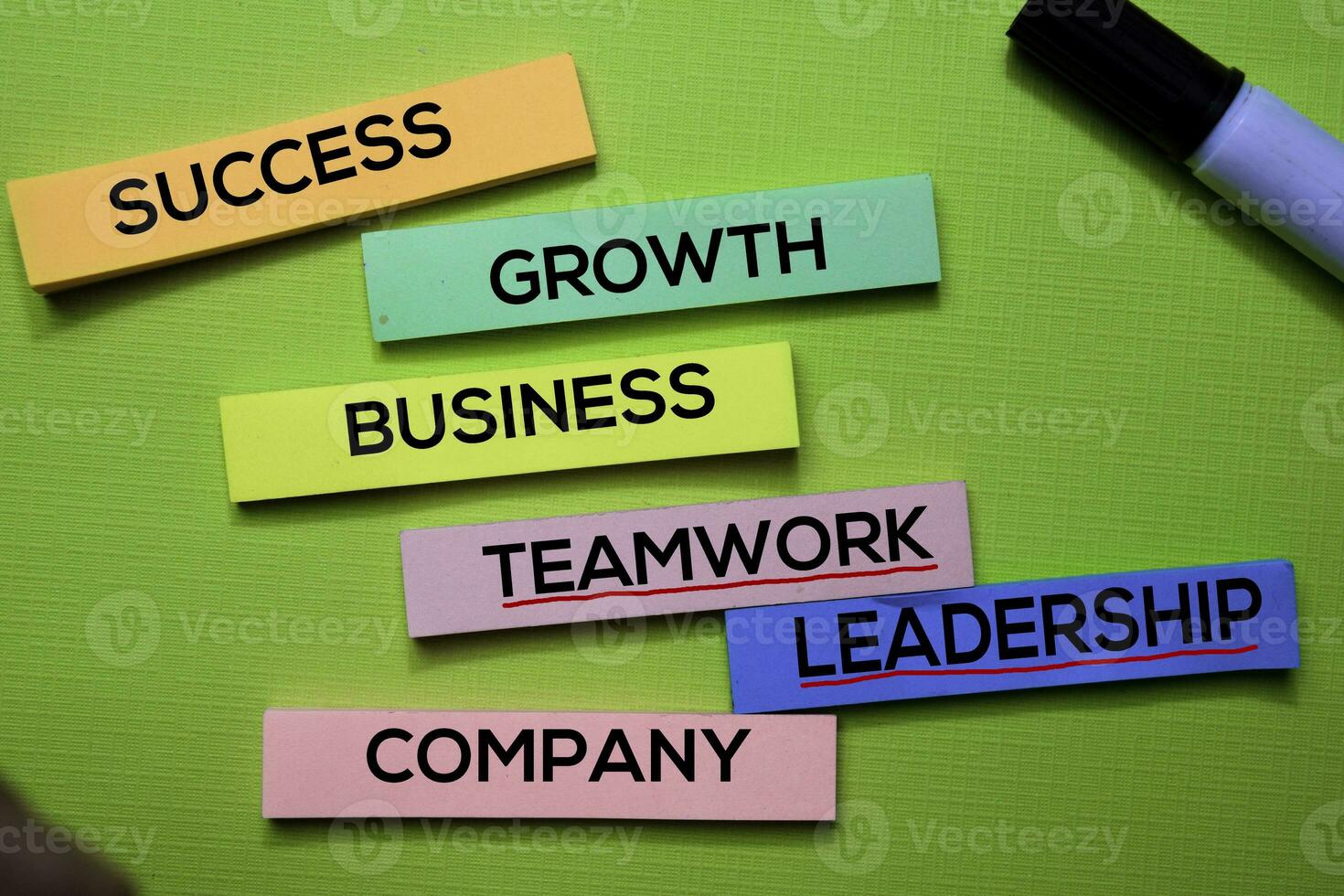 succes, groei, bedrijf, teamwerk, leiderschap, bedrijf tekst Aan kleverig aantekeningen geïsoleerd Aan groen bureau. mechanisme strategie concept foto