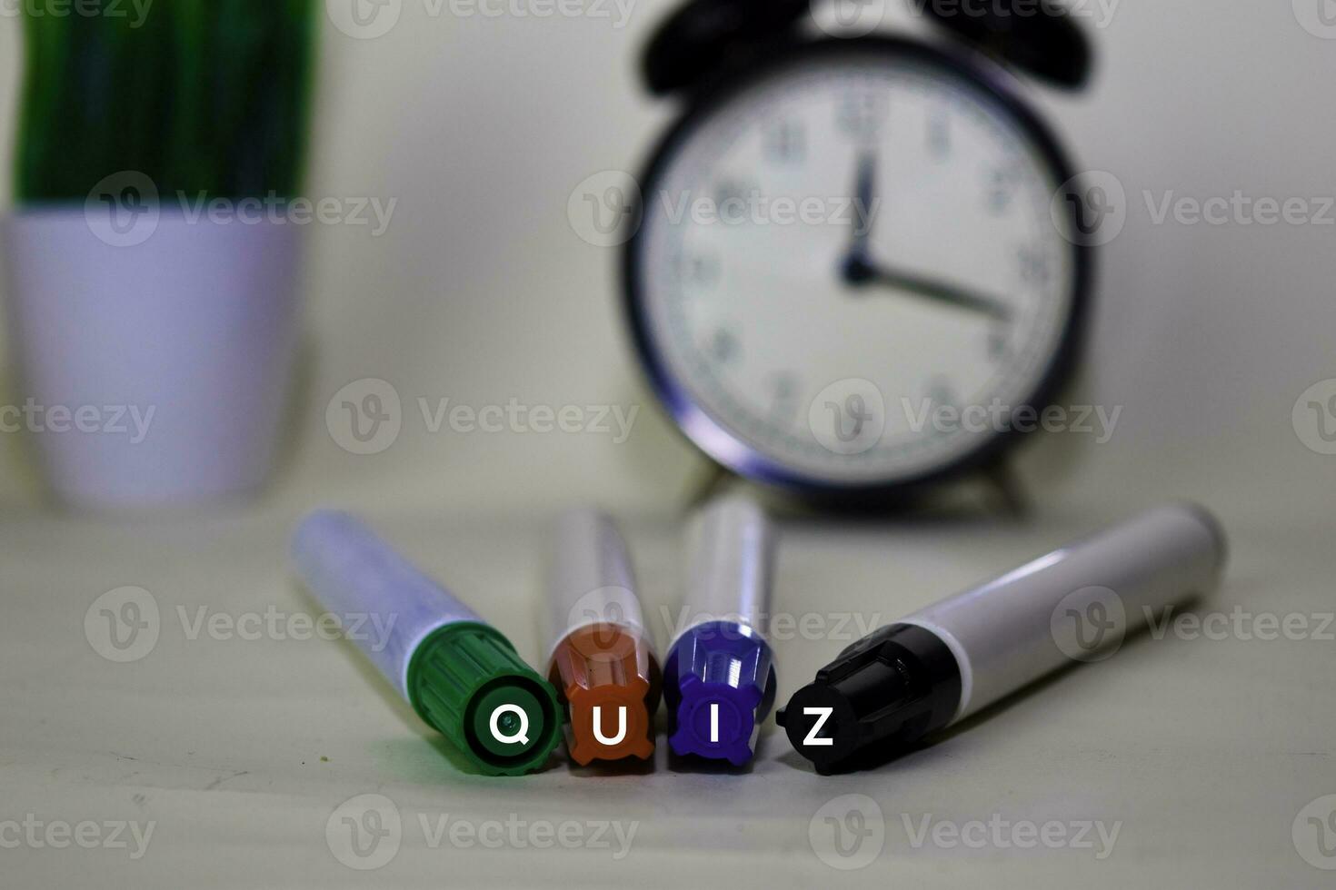 quiz tekst Aan kleur markeerstift geïsoleerd Aan bureau achtergrond foto