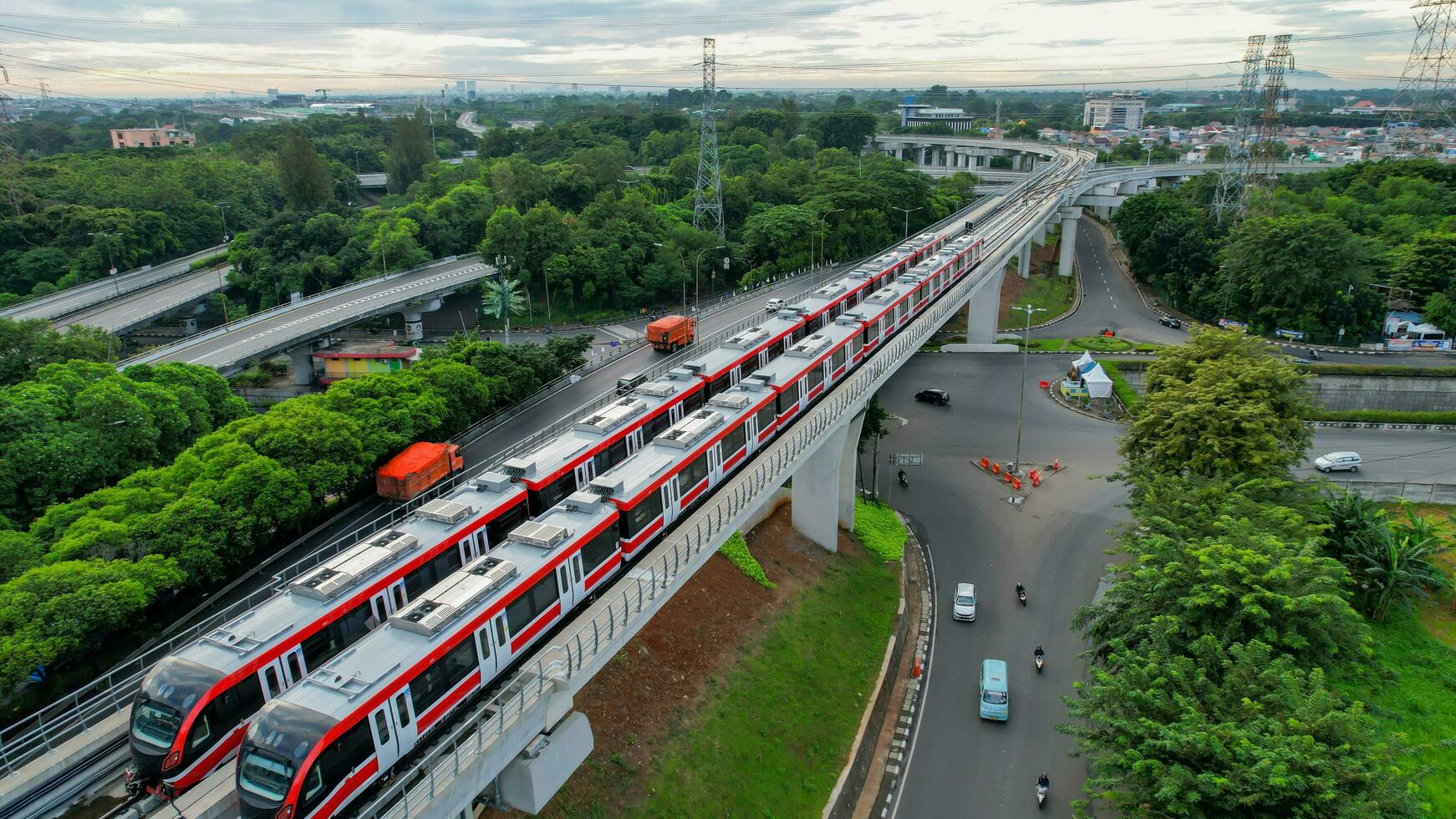 antenne visie van Jakarta lrt trein beproeving rennen voor fase 1 van uki cawang. Jakarta, Indonesië, maart 8, 2022 foto