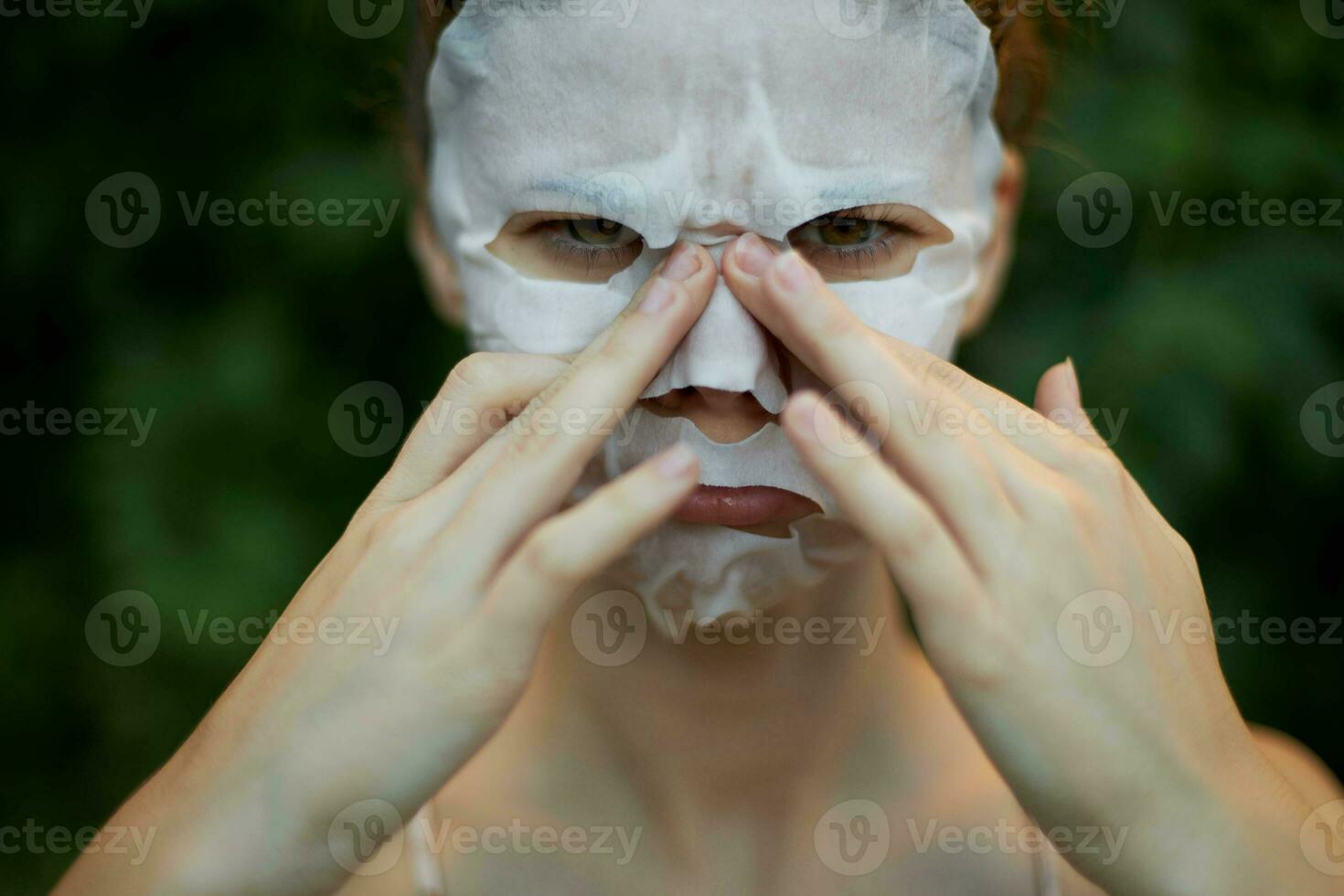 mooi hoor vrouw gezicht masker druk op met uw vingers in de buurt de neus- huid zorg foto