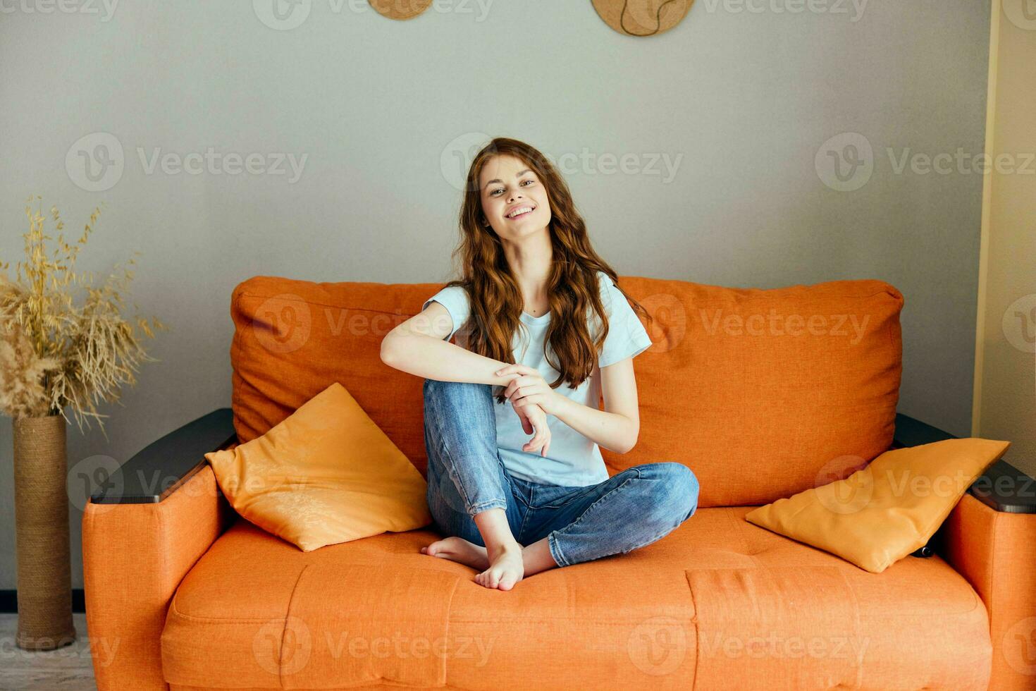 glimlachen vrouw ontspannende Bij huis in de kamer Aan de bankstel interieur ongewijzigd foto