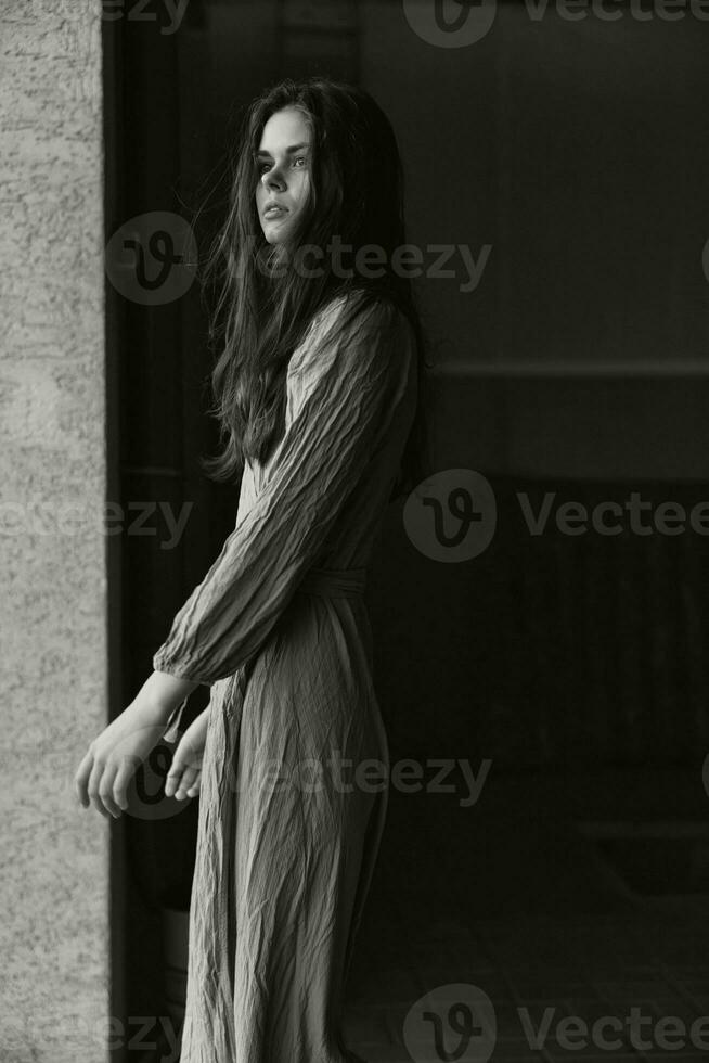 mooi vrouw in jurk poseren buitenshuis aantrekkelijk kijken zwart en wit foto