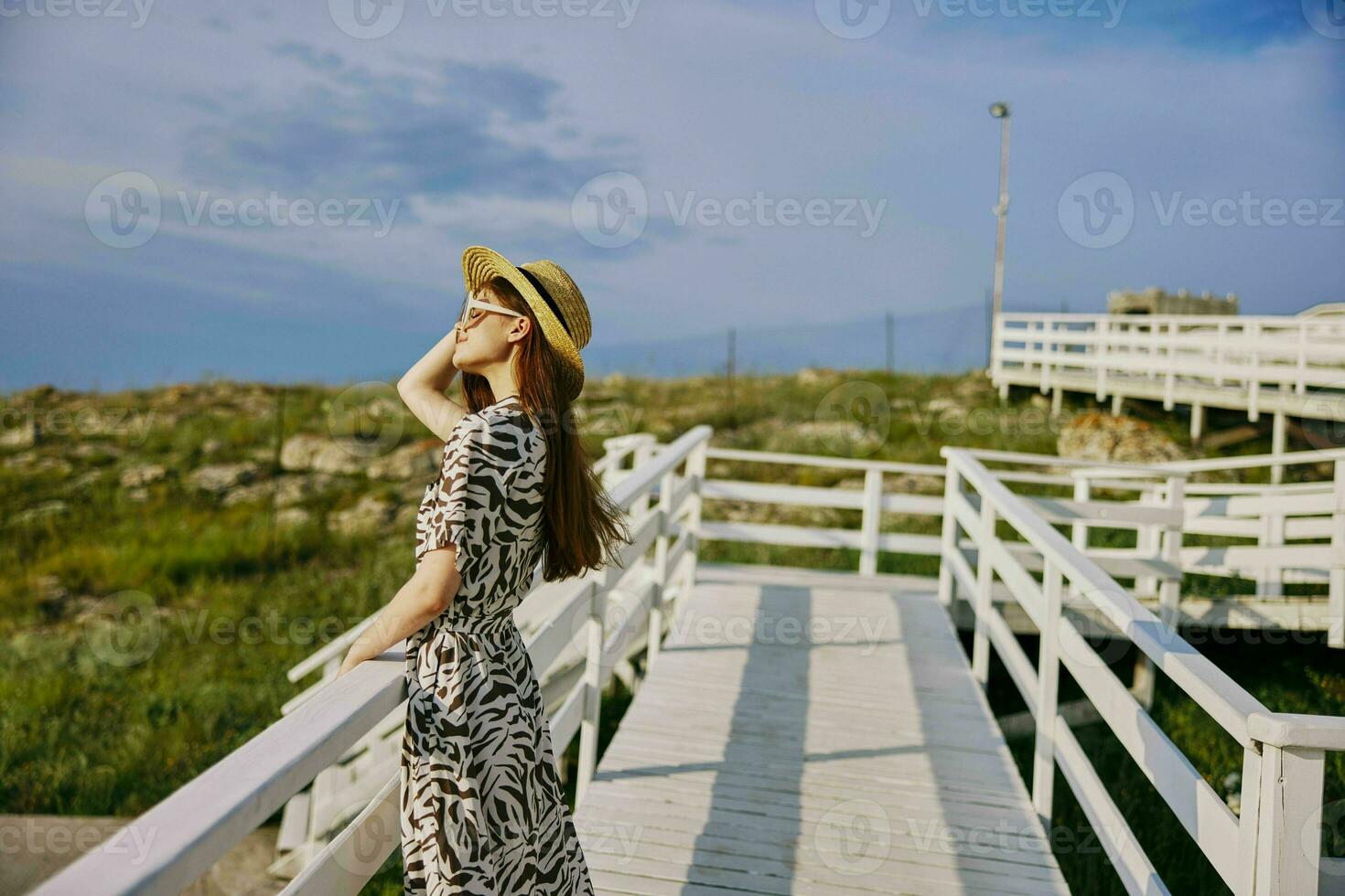 portret van een vrouw wandelen in de buurt de hotel zee reizen luxe ontspanning concept foto