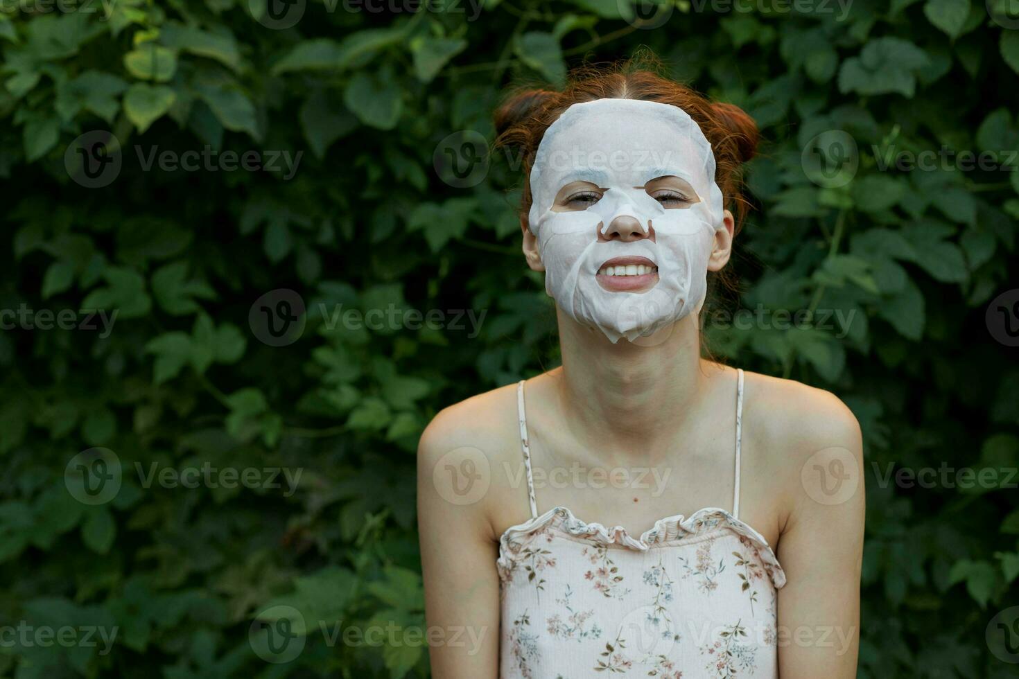 portret van een vrouw anti rimpel masker oogverblindend glimlach kapsel jurk verjonging bladeren in de achtergrond foto