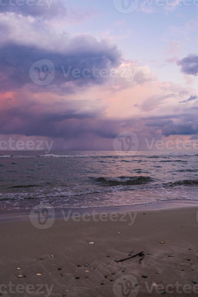 blauw uur op een stormachtige dag op het strand van mckenzie, larnaca, cyprus foto