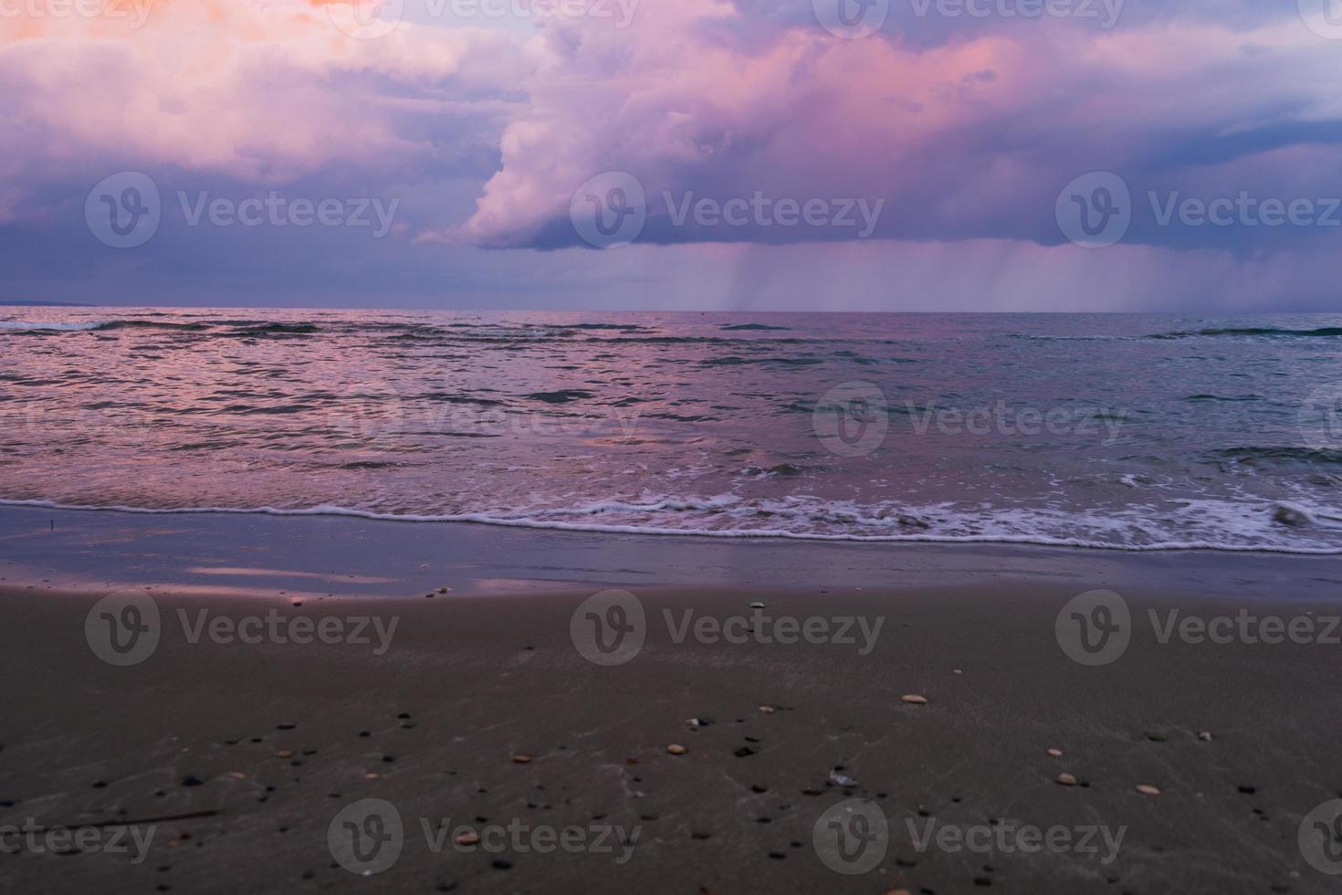 blauw uur op een stormachtige dag op het strand van mckenzie, larnaca, cyprus foto