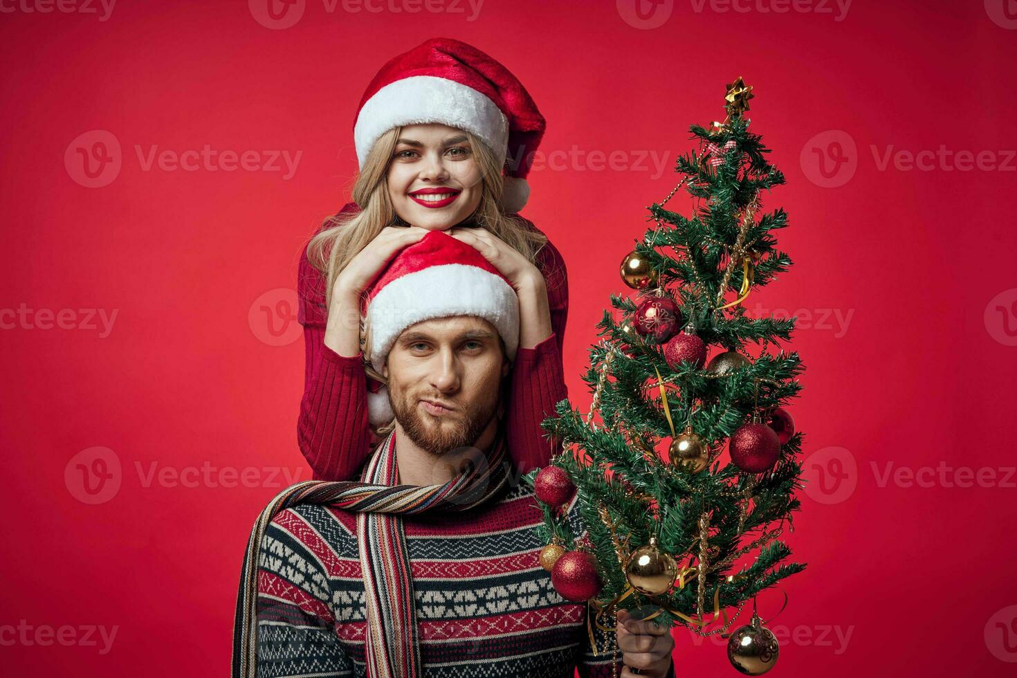 Mens en vrouw Kerstmis kleren vakantie geschenk rood achtergrond foto