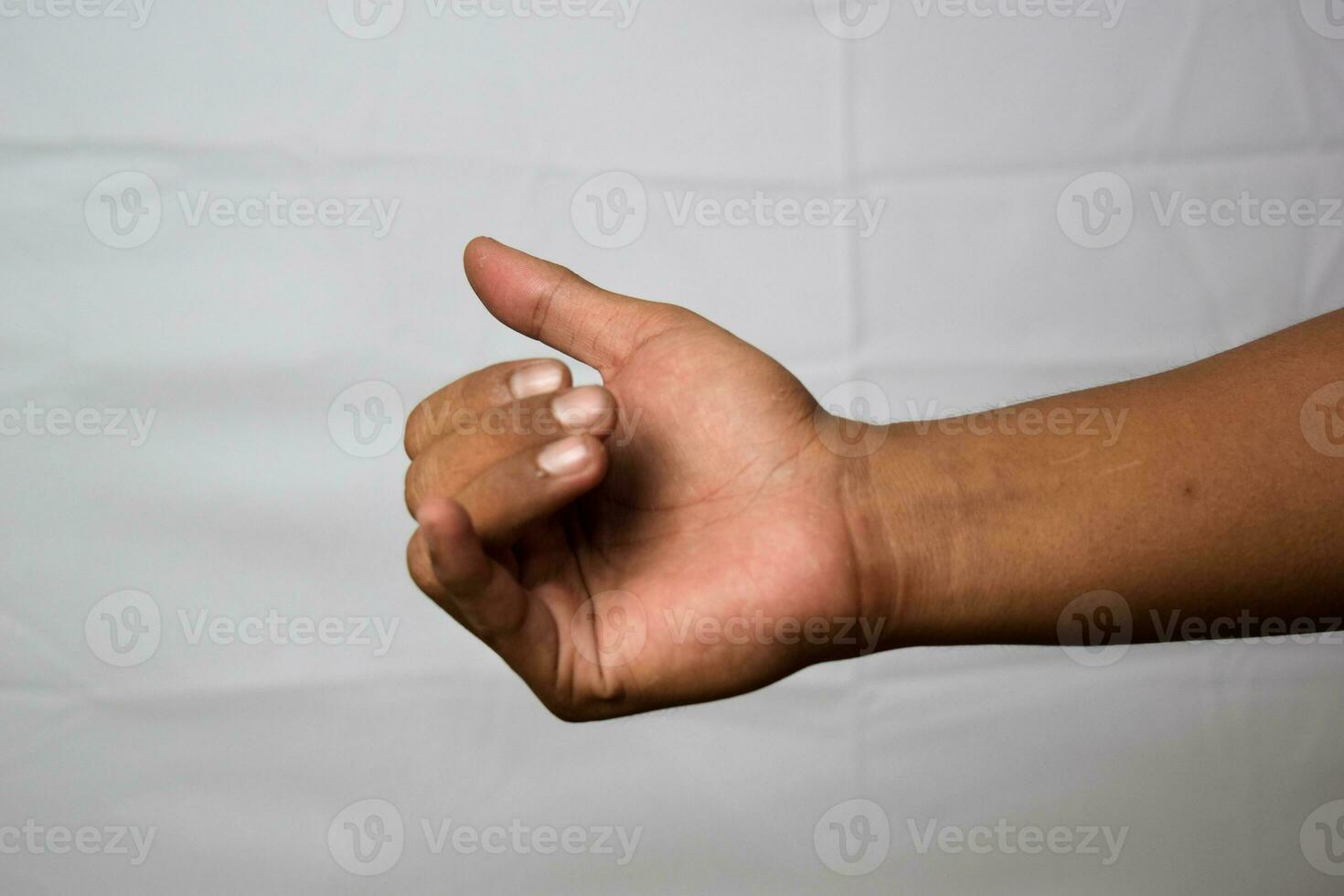 dichtbij omhoog Aziatisch Mens shows hand- gebaren het middelen laten we Gaan geïsoleerd Aan wit achtergrond foto