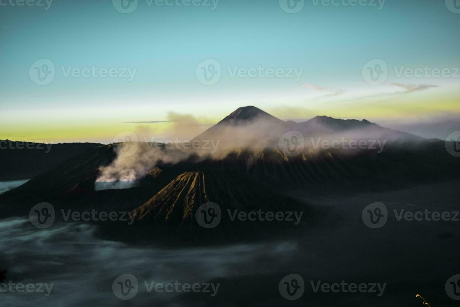 mooi kleurrijk zonsopkomst over- monteren bromo en wild eiland in monteren bromo nationaal park foto